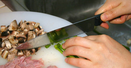 Han cutting green onions