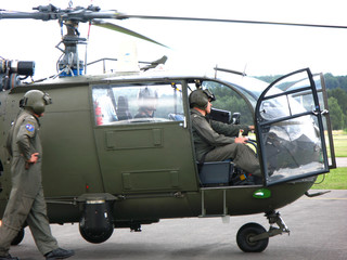 militärischer Helikopter mit Piloten auf dem Flugplatz