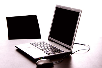 Obraz na płótnie Canvas silver laptop with mouse on a office desk