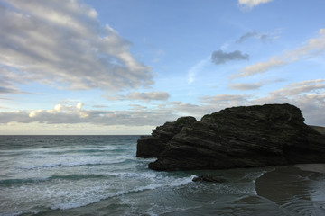Obraz premium coastal cliff in the portuguese coast at dawn