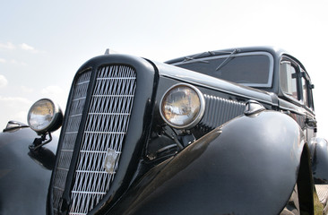 Fototapeta na wymiar Classic i zabytkowych samochodów - Europejska 1940 samochód z przodu