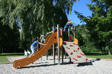 L'aire de jeu des enfants glissent et gimpent dans un parc