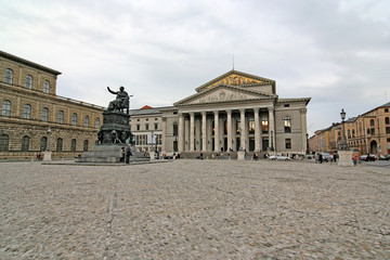 Fototapeta na wymiar Widok na Max-Joseph Platz w Monachium, Niemcy