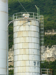 silos sur fond de montagne