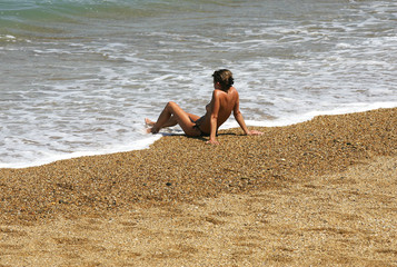 femme assise en bord de mer
