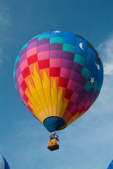 Obraz premium Colorful Hot Air Balloon rising into a bright blue sky