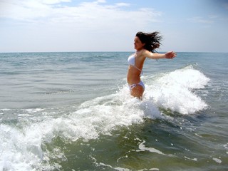 Fototapeta premium Jeune Femme dans les vagues 2
