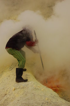 extraction du soufre ; Kawa Ijen ; Java