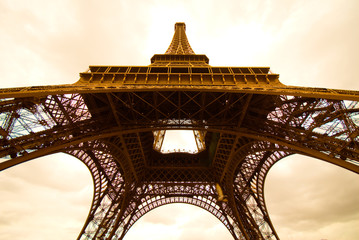 Obraz premium Eiffel Tower in Paris in sepia tone