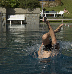 Kopfsprung eines Kindes in den Pool eines Freibades