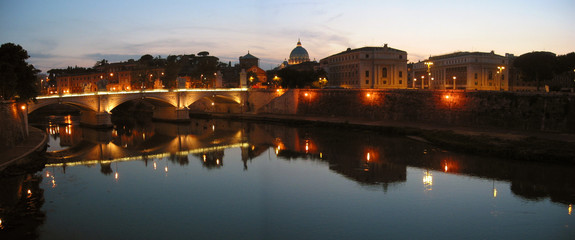 Lungo Tevere con San Pietro al crepuscolo