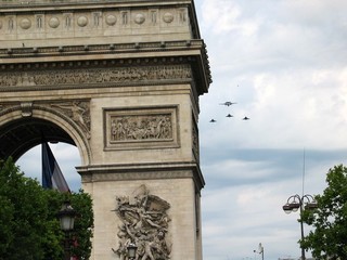 Fototapeta na wymiar defile aerien au dessus de l'arc de triomphe francais