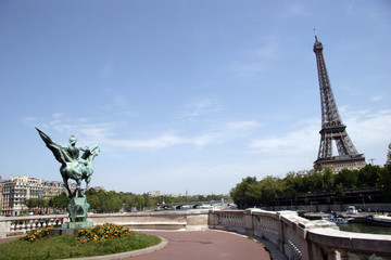 Fototapeta na wymiar Wieża Eiffla i statua most Bir-Hakeim