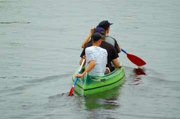 Fototapeta na wymiar Drei Mann in einem Boot