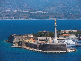 Messina il porto e la Madonnina