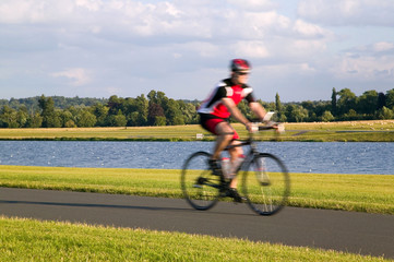 Obraz premium Man on a bicycle going for a ride on a summers evening.