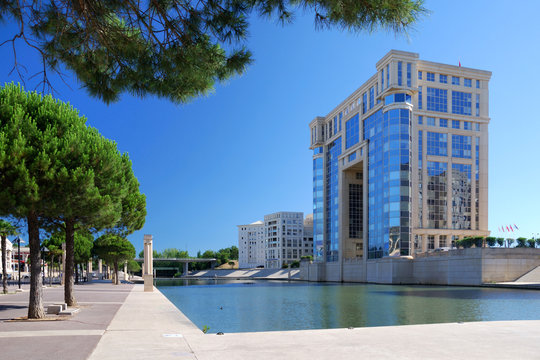 Hotel de r&eacute;gion avec pins
