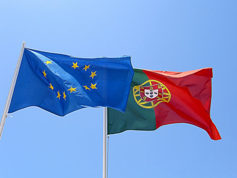 Bandeiras de Portugal e Uni&atilde;o Europeia