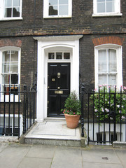 Fototapeta na wymiar London, Westminster, 18-wiecznej kamienicy z czarnym drzwi