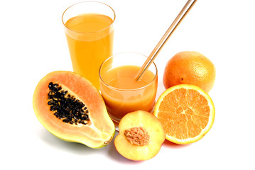 a glass of orange juice with cut oranges © Rui Vale de Sousa