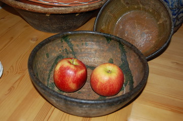 zwei Äpfel in einer alten Keramikschüssel