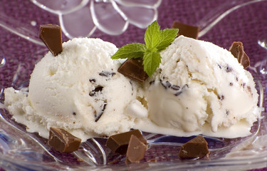 stracciatella ice cream with chocolate chunks close up shoot