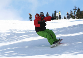 Fototapeta na wymiar Snowboarder na stoku narciarskim. Sport, styl życia, koncepcja Winter