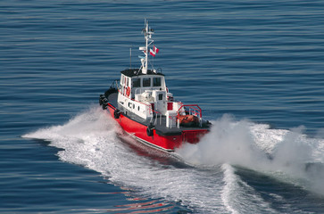 Pilot boat speeding away from cruise ship in Vancouver