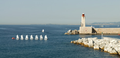 groupe d'optimistes sortant du port