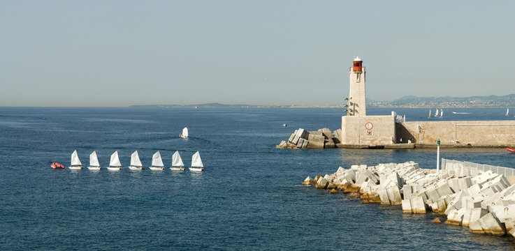 groupe d'optimistes sortant du port