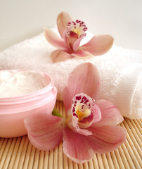 Obraz na płótnie Canvas Spa essentials (fiolet sól, biały ręcznik i różowe orchidee)