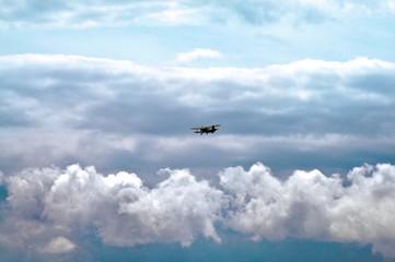 Fototapeta na wymiar Flugzeug in Wolken