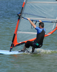 Naklejka premium plache à voile sur un étang