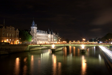 Fototapeta na wymiar The River Seine - At Night
