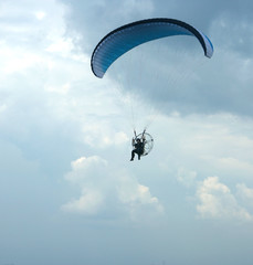 Flight of the parachuter on a parachute with the engine.