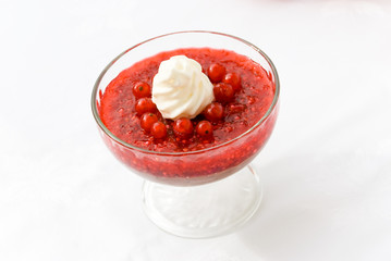 Rote Grütze mit Gelee und Sahne 3