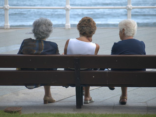 Ancianas sentadas