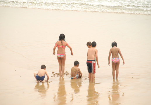 Niños y niñas en la playa