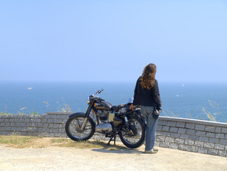 Motorista mirando el mar