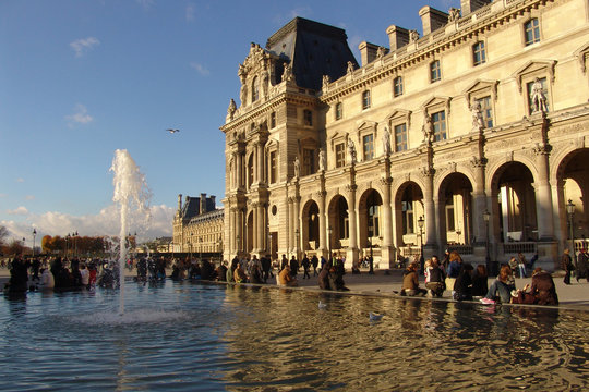 Springbrunnnen im Innenhof des Louvre