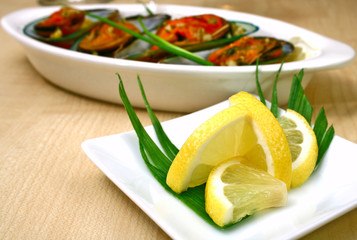 lemon and green mussels