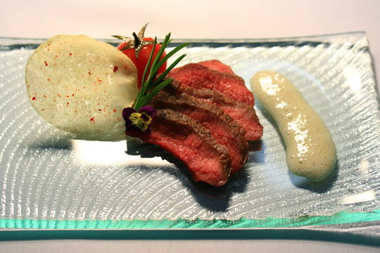 2 Best Fleisch Molekular Molekulargstronomie Molekularkuche Stek Steakfleisch Rosmarin Blute Rosa Rosa Fleisch Rindfleisch Gericht Teller Gebraten Nouvelle Images Stock Photos Vectors Adobe Stock