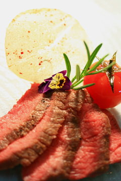2 Best Fleisch Molekular Molekulargstronomie Molekularkuche Stek Steakfleisch Rosmarin Blute Rosa Rosa Fleisch Rindfleisch Gericht Teller Gebraten Nouvelle Images Stock Photos Vectors Adobe Stock
