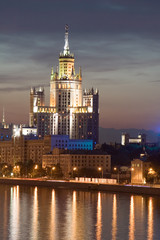 Fototapeta na wymiar Rosja. noc Moskwa wieżowiec z podświetlanym
