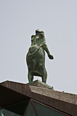 escultura en el puerto
