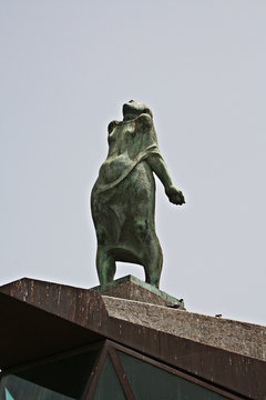 escultura en el puerto