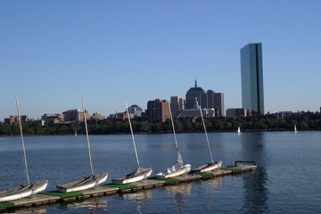 Segelboote vor der Skyline in Boston