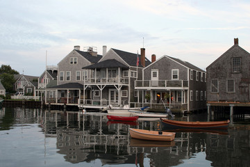 Boote vor einer H&auml;userfront auf Nantucket