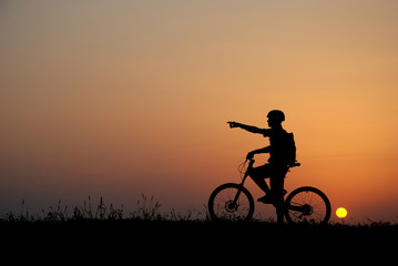Fototapeta na wymiar górskim rowerzysta sylwetka w sunrise