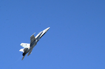 Avion F-18-03